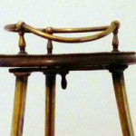 Piedestal i mässing och trä